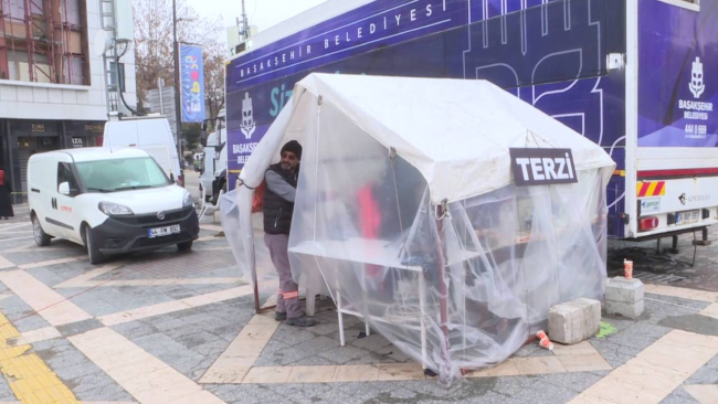 Enkazdan çıkardığı dikiş makinesiyle çadırda iş yeri kurdu